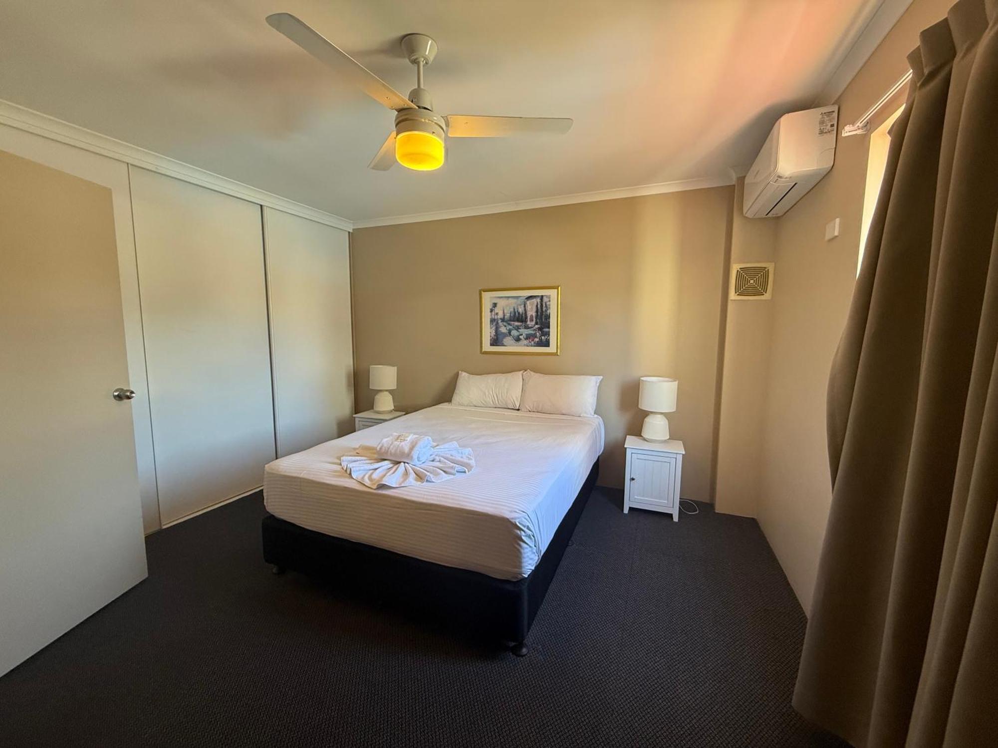 Harbour Sails Motor 4* Gladstone