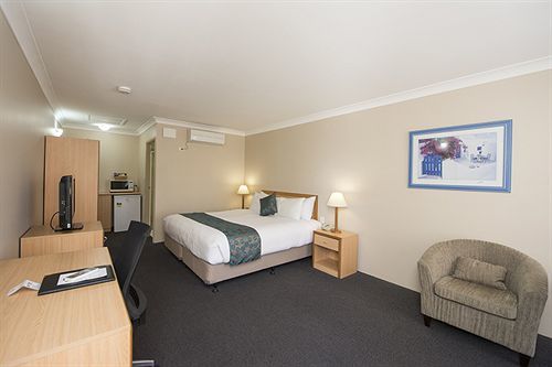 Harbour Sails Motor 4* Gladstone