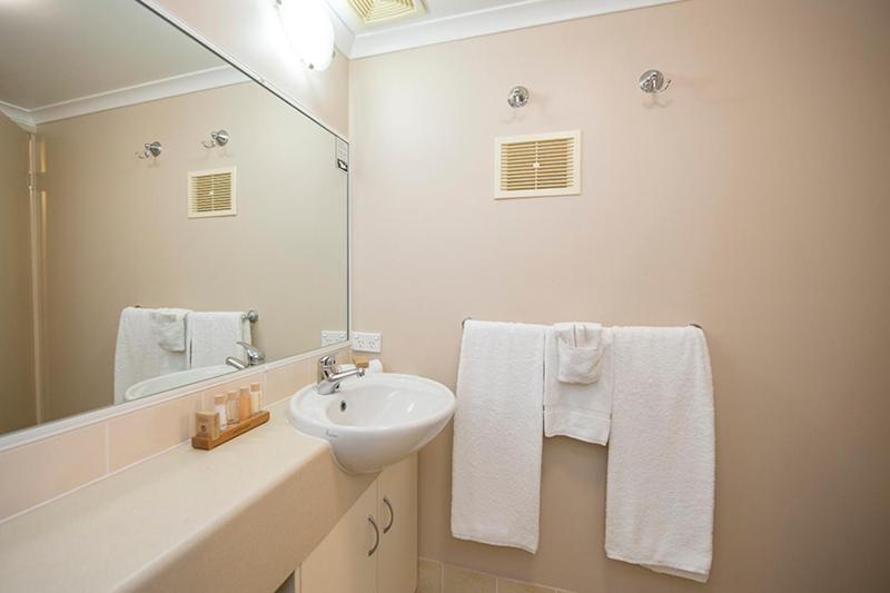 Harbour Sails Motor 4* Gladstone
