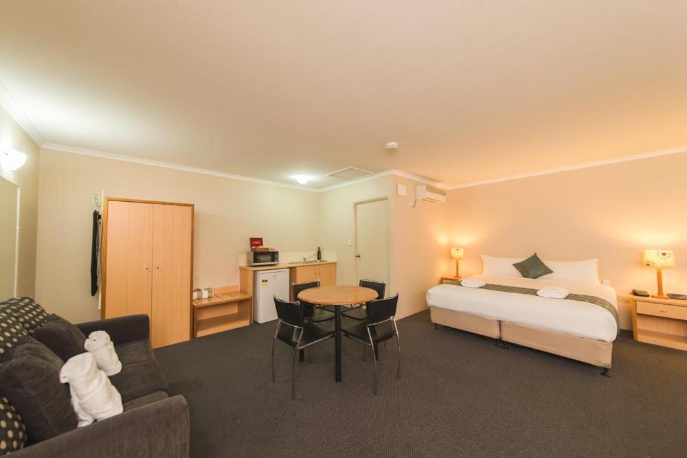 Harbour Sails Motor 4* Gladstone